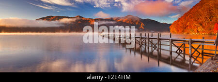 Il Lago Chuzenji (Chuzenjiko, 中禅寺湖) vicino a Nikko in Giappone. Fotografato su una bella mattina ancora in autunno a sunrise. Foto Stock