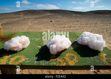 I cristalli di sale in vendita lungo la strada di Sossusvlei in Namibia, Africa Foto Stock