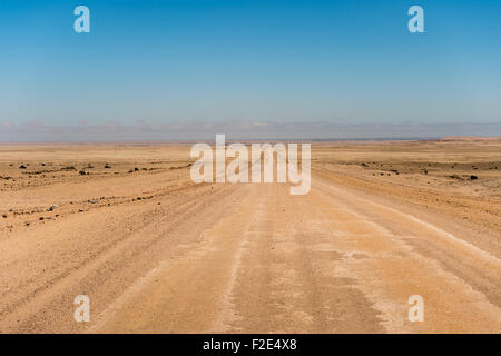 Guardando verso il basso la lunga strada di Sossusvlei in Namibia, Africa Foto Stock