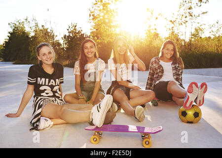 Ritratto di amici su un giorno di estate in un parco Foto Stock