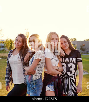 Scandinavian ragazze adolescenti che pongono al di fuori su di un giorno di estate Foto Stock