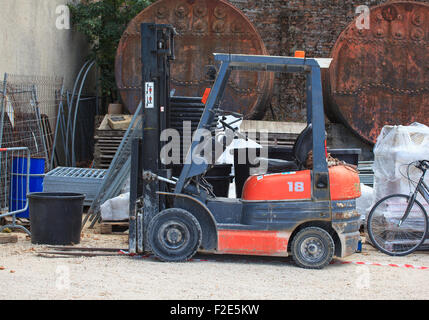 Carrello elevatore a forche in un sito in costruzione, Arsenale di Venezia, Italia Foto Stock