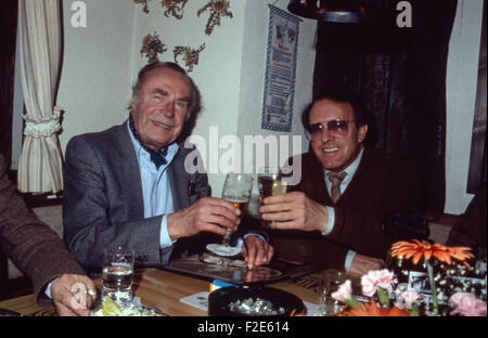 Der deutsche Schauspieler und Synchronsprecher Wolfgang Lukschy mit Kaberettist Achim Strietzel, Deutschland 1980er Jahre. Attore tedesco e doppiaggio attore WolfgangLukschy con cabaret artista Achim Strietzel, Germania degli anni ottanta. 24x36VAID92 Foto Stock