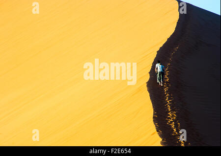La gente camminare fino dune 45 nel deserto in Sossusvlei, Namibia, Africa Foto Stock