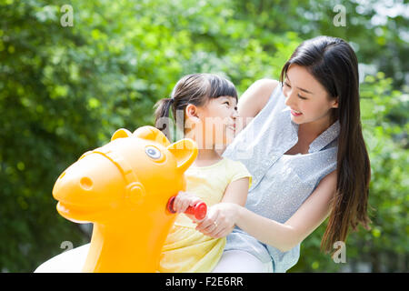 Madre e figlia giocare nel parco di divertimenti Foto Stock