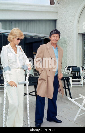 Der amerikanische Schauspieler Charles Bronson mit Ehefrau Jill Ireland, Frankreich 1970er Jahre. Attore americano Charles Bronson rilassante wit di sua moglie Jill Ireland, la Francia degli anni settanta. 24x36VAID6 Foto Stock