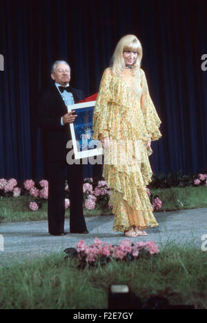Italienische Schauspielerin Monica Vitti auf der Bühne bei den Filmfestspielen in Cannes, Frankreich 1970er Jahre. Italian attrice Monica Vitti su un palco al festival di pellicola di Cannes, Francia degli anni settanta. 24x36VAID7 Foto Stock