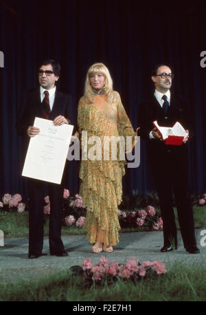 Italienischen Regisseure Vittorio und Paolo Taviani, Gewinner der Goldenen Palme, mit der italienische Schauspielerin Monica Vitti auf der Bühne bei den Filmfestpielen in Cannes, Frankreich 1970er Jahre. I registi italiani Vittorio e Paolo Taviani, La Palme d'Or vincitore, con l'attrice Monica Vitti su un palco al festival di pellicola di Cannes, Francia degli anni settanta. 24x36VAID7 Foto Stock