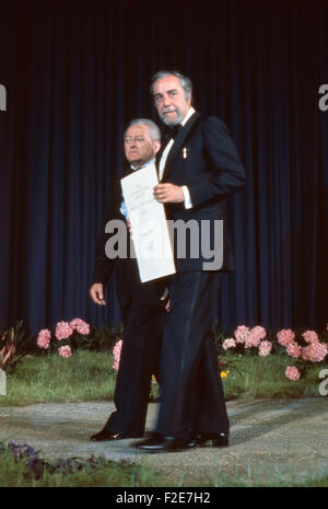 Der spanische Schauspieler Fernando Rey bei einer Abendveranstaltung während der Filmfestspiele in Cannes, Frankreich 1970er Jahre. Attore spagnolo Fernando Rey nel corso di una serata evento durante il Festival del Cinema di Cannes, Francia degli anni settanta. 24x36VAID7 Foto Stock