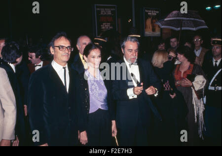 Der spanische direttore cinematografico Carlos Saura mit der amerikanischen Schauspielerin Geraldine Chaplin und dem Schauspieler spanischen Fernando Rey bei den Filmfestspielen in Cannes, Frankreich 1970er Jahre. Regista spagnolo Carlos Saura, US-actrice americano Geraldine Chaplin e attore spagnolo Fernando Rey al Festival del Cinema di Cannes, Francia degli anni settanta. 24x36VAID7 Foto Stock