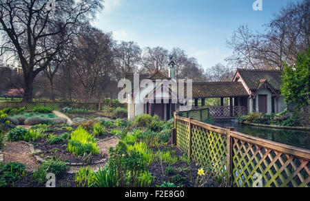 Isola d'anatra Cottage in St James Park, London, Regno Unito. Foto Stock