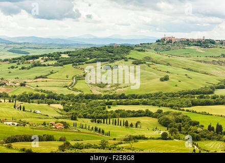 Vista della città di Pienza con le tipiche colline toscane da località di Monticchiello. Foto Stock