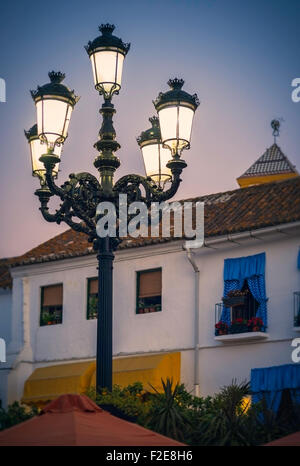 Un ornato street light in Piazza Orange, Marbella, Spagna. Foto Stock