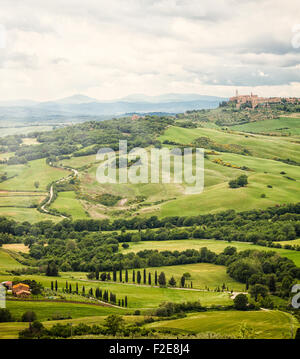 Vista della città di Pienza con le tipiche colline toscane da località di Monticchiello. Foto Stock