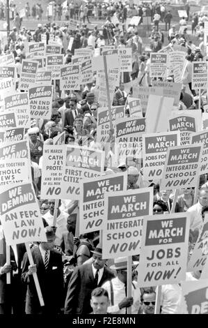 I diritti civili sostenitori portano i segni e prendere per le strade durante la marcia su Washington per i posti di lavoro e di libertà Agosto 28, 1963 a Washington, DC. Circa 250,00 persone hanno marciato organizzato da diritti civili, del lavoro e delle organizzazioni religiose. Foto Stock