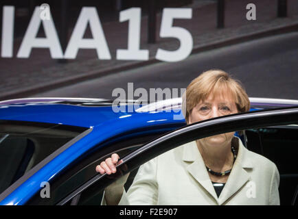 Francoforte, Germania. Xvii Sep, 2015. Il cancelliere tedesco Angela Merkel (CDU) esce da un veicolo ibrido di tipo 'Tiguan GTE' presso lo stand di un produttore di automobili VW durante la fase di apertura della International Motor Show IAA di Francoforte sul Meno, Germania, 17 settembre 2015. Dal 17 al 27 settembre i produttori di tutto il mondo mostra le innovazioni del settore automobilistico. Foto Stock