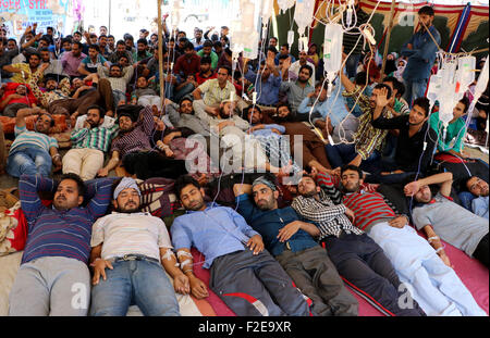 Srinagar Kashmir. Il 17 settembre 2015. Centinaia Empoloyees della National Youth Corps (NYC) durante lo sciopero della fame protesta entrato xvii giornata nella capitale estiva Srinagar indiano Kashmir controllata, decine di dipendenti di NYC sono esigenti attuazione di Jammu e Kashmir ordine cabinet nei confronti dei loro induzione in vari dipartimenti governativi nella valle del Kashmir. Credito: Kamran Raashid Bhat Bhat/Alamy Live News Foto Stock