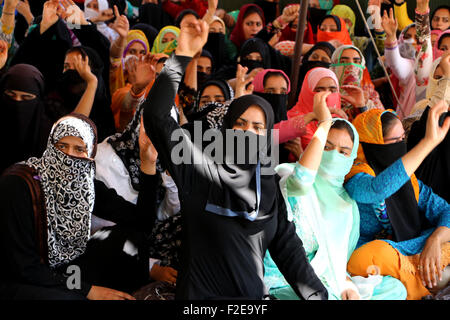 Srinagar Kashmir. Il 17 settembre 2015. Centinaia Empoloyees della National Youth Corps (NYC) durante lo sciopero della fame protesta entrato xvii giornata nella capitale estiva Srinagar indiano Kashmir controllata, decine di dipendenti di NYC sono esigenti attuazione di Jammu e Kashmir ordine cabinet nei confronti dei loro induzione in vari dipartimenti governativi nella valle del Kashmir. Credito: Kamran Raashid Bhat Bhat/Alamy Live News Foto Stock