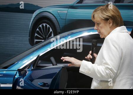 Francoforte, Germania. Xvii Sep, 2015. Il cancelliere tedesco Angela Merkel (CDU) guarda la nuova Audi E-Tron quattro concept car su Audi stand durante la fase di apertura della International Motor Show IAA di Francoforte sul Meno, Germania, 17 settembre 2015. Dal 17 al 27 settembre i produttori di tutto il mondo mostra le innovazioni del settore automobilistico. Foto Stock