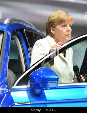 Francoforte, Germania. Xvii Sep, 2015. Il cancelliere tedesco Angela Merkel (CDU) esce da un veicolo ibrido di tipo 'Tiguan GTE' presso lo stand di un produttore di automobili VW durante la fase di apertura della International Motor Show IAA di Francoforte sul Meno, Germania, 17 settembre 2015. Dal 17 al 27 settembre i produttori di tutto il mondo mostra le innovazioni del settore automobilistico. Foto Stock