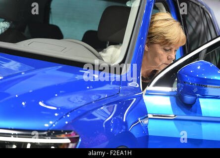 Francoforte, Germania. Xvii Sep, 2015. Il cancelliere tedesco Angela Merkel (CDU) esce da un veicolo ibrido di tipo 'Tiguan GTE' presso lo stand di un produttore di automobili VW durante la fase di apertura della International Motor Show IAA di Francoforte sul Meno, Germania, 17 settembre 2015. Dal 17 al 27 settembre i produttori di tutto il mondo mostra le innovazioni del settore automobilistico. Foto Stock