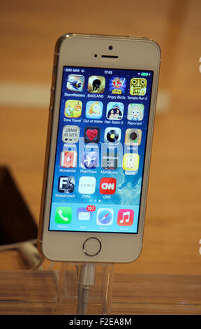 8 novembre 2013 - BERLINO: un "Iphone 5s' nel negozio Apple Store a Kurfürstendamm di Berlino. Foto Stock