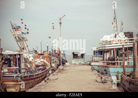 Barche da pesca in un porto Foto Stock