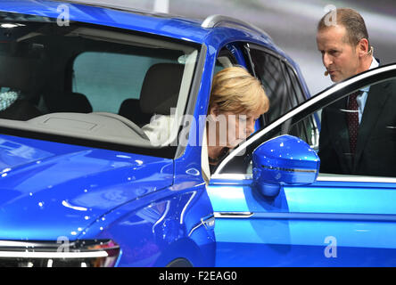 Francoforte, Germania. Xvii Sep, 2015. Il cancelliere tedesco Angela Merkel (CDU) esce da un veicolo ibrido di tipo 'Tiguan GTE' presso lo stand di un produttore di automobili VW durante la fase di apertura della International Motor Show IAA di Francoforte sul Meno, Germania, 17 settembre 2015. Dal 17 al 27 settembre i produttori di tutto il mondo mostra le innovazioni del settore automobilistico. Foto Stock