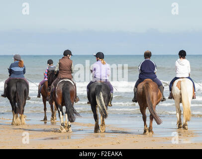 Passeggiate a cavallo sulla spiaggia Saltburn. Saltburn dal mare, North Yorkshire, Inghilterra. Regno Unito Foto Stock