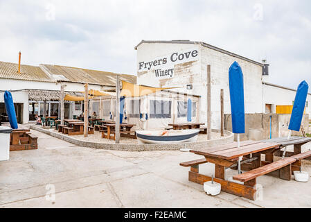 DOORNBAAI, SUD AFRICA, 12 agosto 2015: una cantina in vecchi edifici del porto a Doornbaai (Thorn Bay sulla costa atlantica Foto Stock