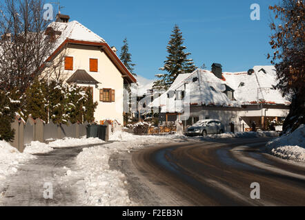 Una scena di strada nel Nord Italia, dopo una nuova caduta di neve Foto Stock