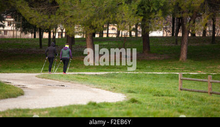 Due donne polo facendo passeggiate nel parco Foto Stock