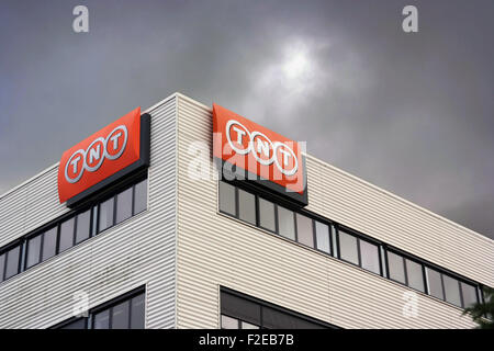 Logo TNT sulla costruzione a Nieuwegein, Paesi Bassi. TNT Express N.V. è un corriere internazionale servizi di consegna azienda. Foto Stock