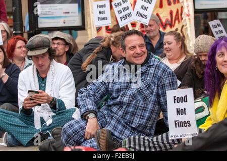 Chester, Regno Unito. Il 17 settembre 2015. Left-wing comico Mark Thomas era in Chester oggi (giovedì) presso un centro 'loiterers' dell'evento" destinate a protestare contro una proposta di provvedimento criticato per la criminalizzazione di traversine ruvida. Marco è il tentativo di highlightin un piano al fine di persone senzatetto £100 se si stendono o dormire in qualsiasi spazio pubblico entro una zona designata. Questo fine può applicarsi anche ai musicisti di strada e le persone che alimentano gli uccelli. Credito: Brian Hickey/Alamy Live News Foto Stock