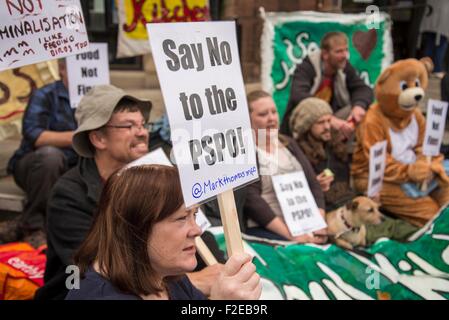 Chester, Regno Unito. Il 17 settembre 2015. Left-wing comico Mark Thomas era in Chester oggi (giovedì) presso un centro 'loiterers' dell'evento" destinate a protestare contro una proposta di provvedimento criticato per la criminalizzazione di traversine ruvida. Marco è il tentativo di highlightin un piano al fine di persone senzatetto £100 se si stendono o dormire in qualsiasi spazio pubblico entro una zona designata. Questo fine può applicarsi anche ai musicisti di strada e le persone che alimentano gli uccelli. Credito: Brian Hickey/Alamy Live News Foto Stock