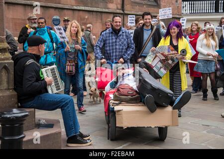 Chester, Regno Unito. Il 17 settembre 2015. Left-wing comico Mark Thomas (sinistra) era in Chester oggi (giovedì) presso un centro 'loiterers' dell'evento" destinate a protestare contro una proposta di provvedimento criticato per la criminalizzazione di traversine ruvida. Egli è raffigurato con Johhny Walker chi è il direttore di mantenere le strade Alive campagna. Marco è il tentativo di highlightin un piano al fine di persone senzatetto £100 se si stendono o dormire in qualsiasi spazio pubblico entro una zona designata. Questo fine può applicarsi anche ai musicisti di strada e le persone che alimentano gli uccelli. Credito: Brian Hickey/Alamy Live News Foto Stock