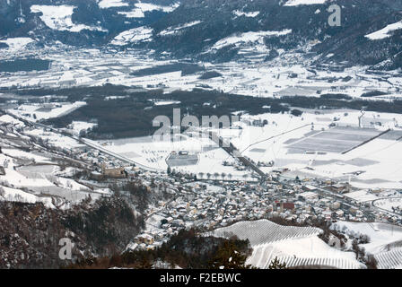 Una città alpina nei pressi di Malles, nel Sud Tirolo del Nord Italia Foto Stock