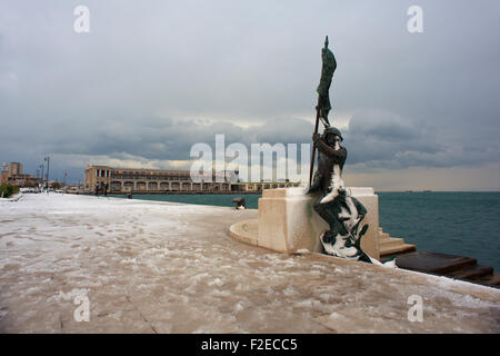 Bersaglieri monumento coperto di neve a Trieste Foto Stock