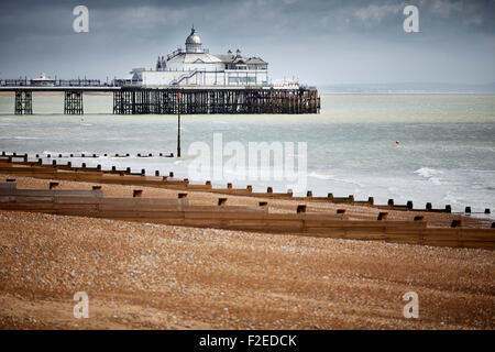 Eastbourne Pier è un piacere sul mare dal molo di Eastbourne, East Sussex, sulla costa sud dell'Inghilterra è la città di landmar principali Foto Stock