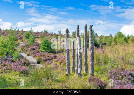 Sentiero ABRIACHAN o camminare sopra LOCH NESS totem scolpito poli lungo il sentiero circondato da viola Heather in tarda estate Foto Stock