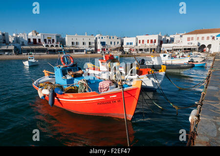 Barche da pesca ormeggiate nel porto vecchio di Mykonos, Grecia Foto Stock