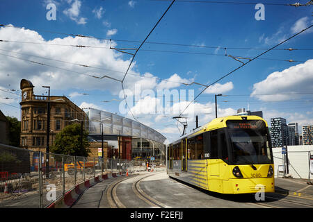 Tram Metrolink di Manchester lasciando la stazione ferroviaria di Victoria UK Gran Bretagna British Regno Unito Europa isola Europea Englan Foto Stock