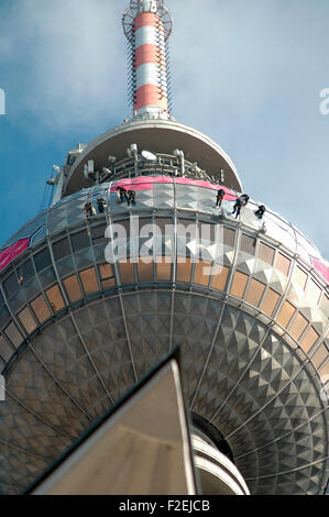 Marzo 2006 - BERLINO: scalatori disguzise 'Fernsehturm (torre della televisione) come un gigante di calcio per i prossimi mondiali di calcio c Foto Stock