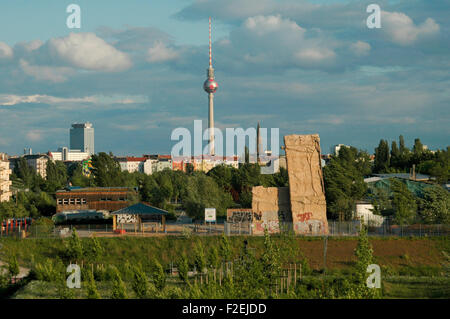 Maggio 2006 - Berlino: il 'Fernsehturm (torre della televisione) nel quartiere Mitte di Berlino. Foto Stock