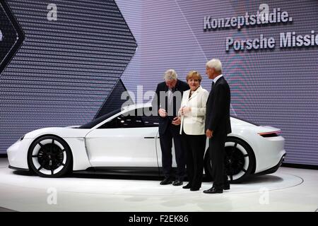 Francoforte, Germania. Xvii Sep, 2015. Il cancelliere tedesco Angela Merkel (C) è visto durante la sua visita il giorno di apertura del Salone di Francoforte (IAA) di Francoforte, Repubblica federale di Germania il 7 settembre 17, 2015. Credito: Luo Huanhuan/Xinhua/Alamy Live News Foto Stock