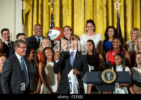 Stati Uniti Il presidente Barack Obama incontra i membri dell'Università del Connecticut Huskies vincitori del 2015 NCAA femminile Campionato di basket nella Sala Est della Casa Bianca, 15 settembre 2015 a Washington, DC. Foto Stock