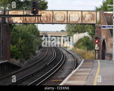 Linea ferroviaria diretta lasciando Totton verso il Southampton Causeway, Totton, Hampshire, Inghilterra, Regno Unito. Foto Stock