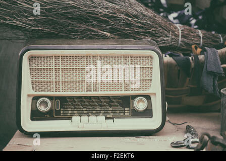 Vintage radio sul tavolo di legno con vari utensili Foto Stock
