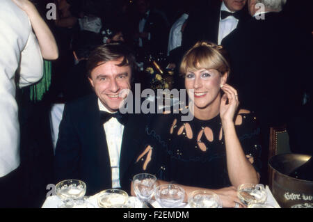 Der Schweizer Kabarettist Emil Steinberger mit Ehefrau Maya, Deutschland 1980er Jahre. Swiss cabarettista Emil Steinberger con sua moglie Maya, Germania degli anni ottanta. 24x36VAID47 Foto Stock