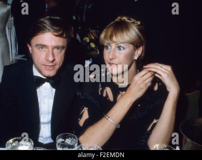 Der Schweizer Kabarettist Emil Steinberger mit Ehefrau Maya, Deutschland 1980er Jahre. Swiss cabarettista Emil Steinberger con sua moglie Maya, Germania degli anni ottanta. 24x36VAID47 Foto Stock